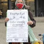 Heike Oldenburg mit Freitags Esel Plakat