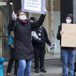 Demonstranten beim 29. Protesttag - mit Abstand