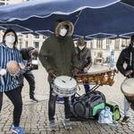 Trommelgruppe heizt bei Schmuddelwetter ein