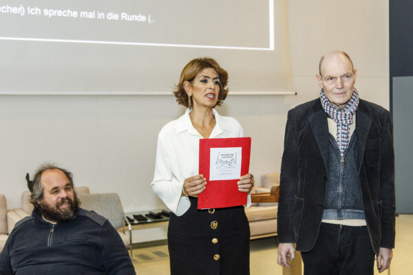 Florian Grams (links) und Gerald Wagner (rechts) übergeben die Resolution an die Bürgerschaft (Frau Sülmez Dogan)