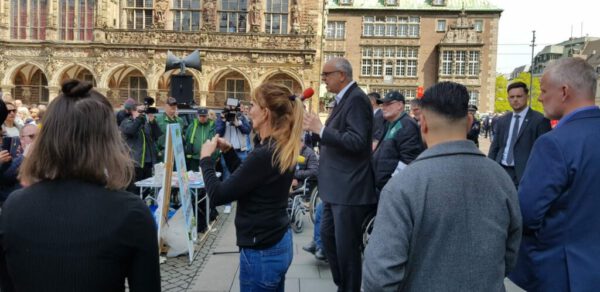 Bürgermeister Bovenschulte spricht auf der Kundgebung auf dem Marktplatz