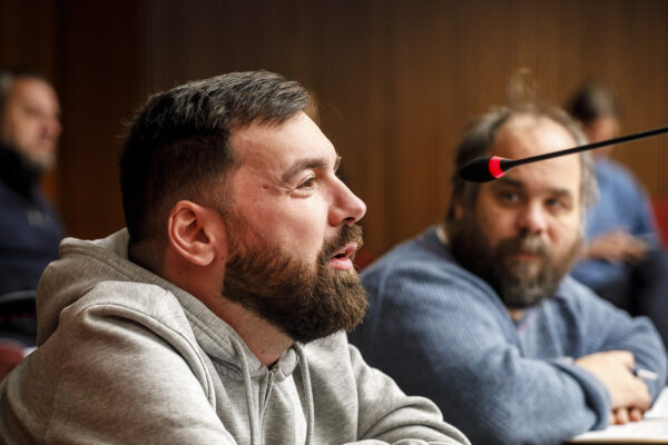 Abgeordneter Tim Sültenfuß und Florian Grams im Parlament