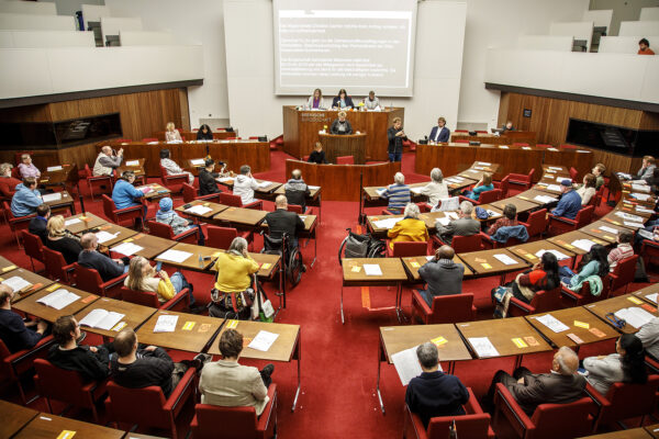 gut gefüllte Reihen im Plenarsaal