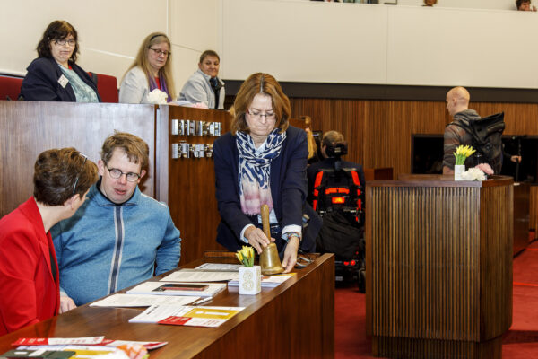 Dominick meine im Gespräch mit Claudia Schilling neben Antje Grotheer