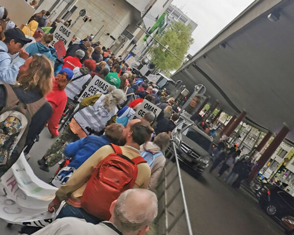 Demonstrationszug in Bahnhofsnähe