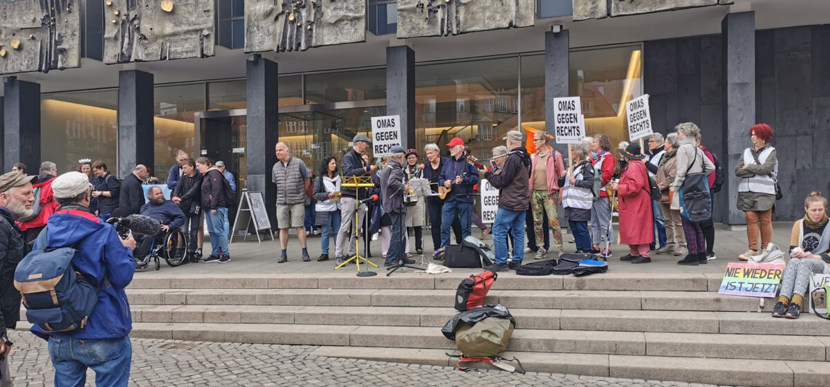 Vielen Menschen mit und ohne unterschiedlichen Behinderungen auf den Stufen der Bürgerschaft