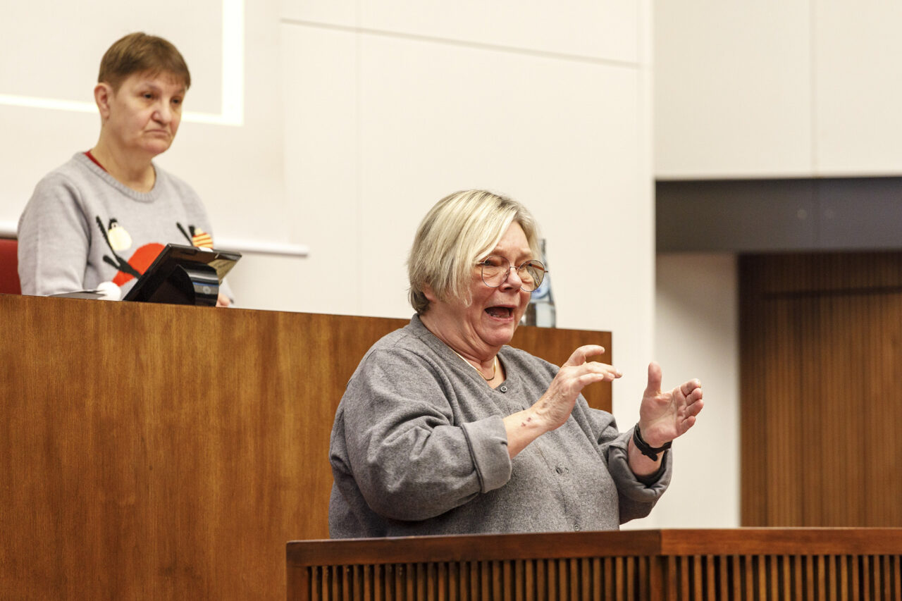 Sabine Schöning trägt ihren Antrag in Gebärdensprache vor.