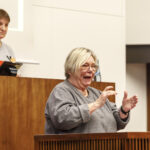 Sabine Schöning trägt ihren Antrag in Gebärdensprache vor.