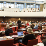 gut gefüllte Reihen bei der 30. Parlamentssitzung der Menschen mit Behinderungen