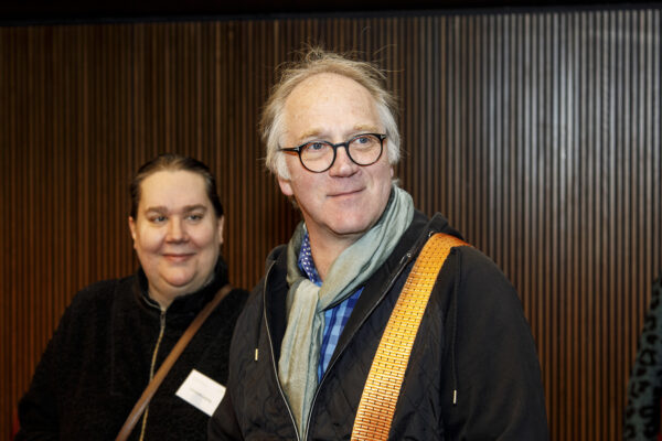 Gut gelaunt ins Parlament. Christina Sachweg und Fiz Dennig von der Blauen Karawane