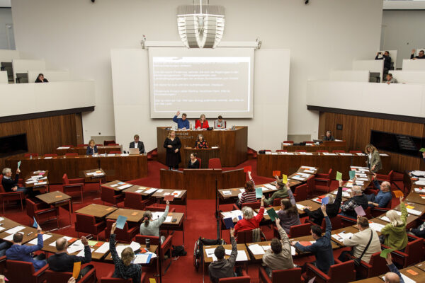 einstimmig angenommen, mit bunten Stimmkarten