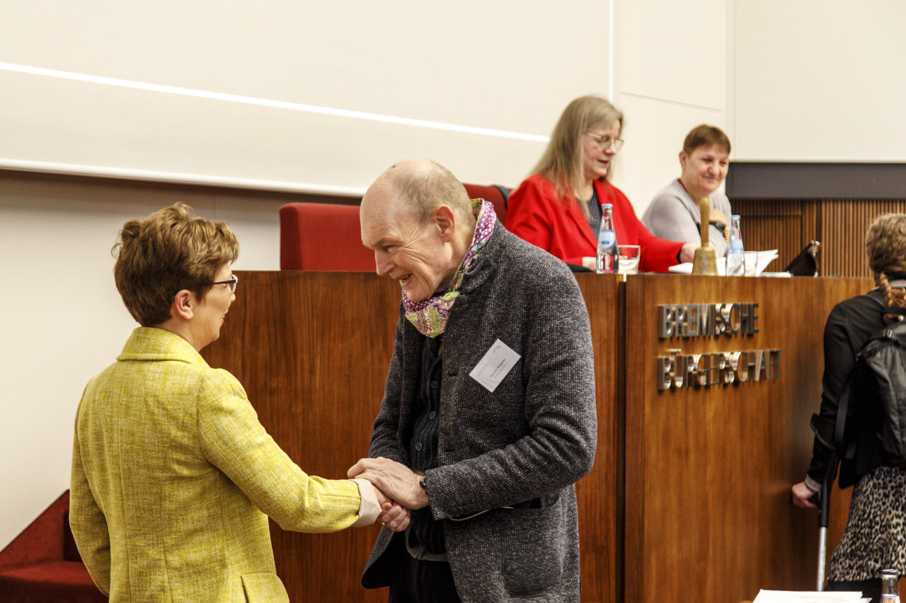 Gerald Wagner begrüßt Senatorin Claudia Schilling