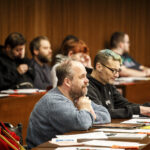 Florian Grams lauscht andächtig