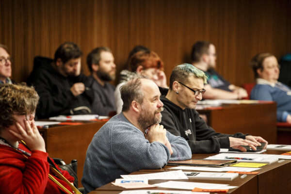 Florian Grams lauscht andächtig