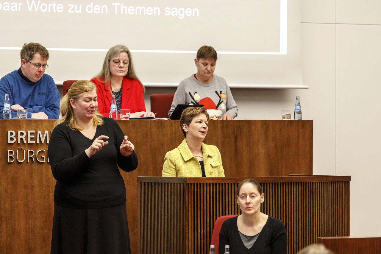 Sozialsenatorin Claudia Schiling begrüßt die Parlamentarier