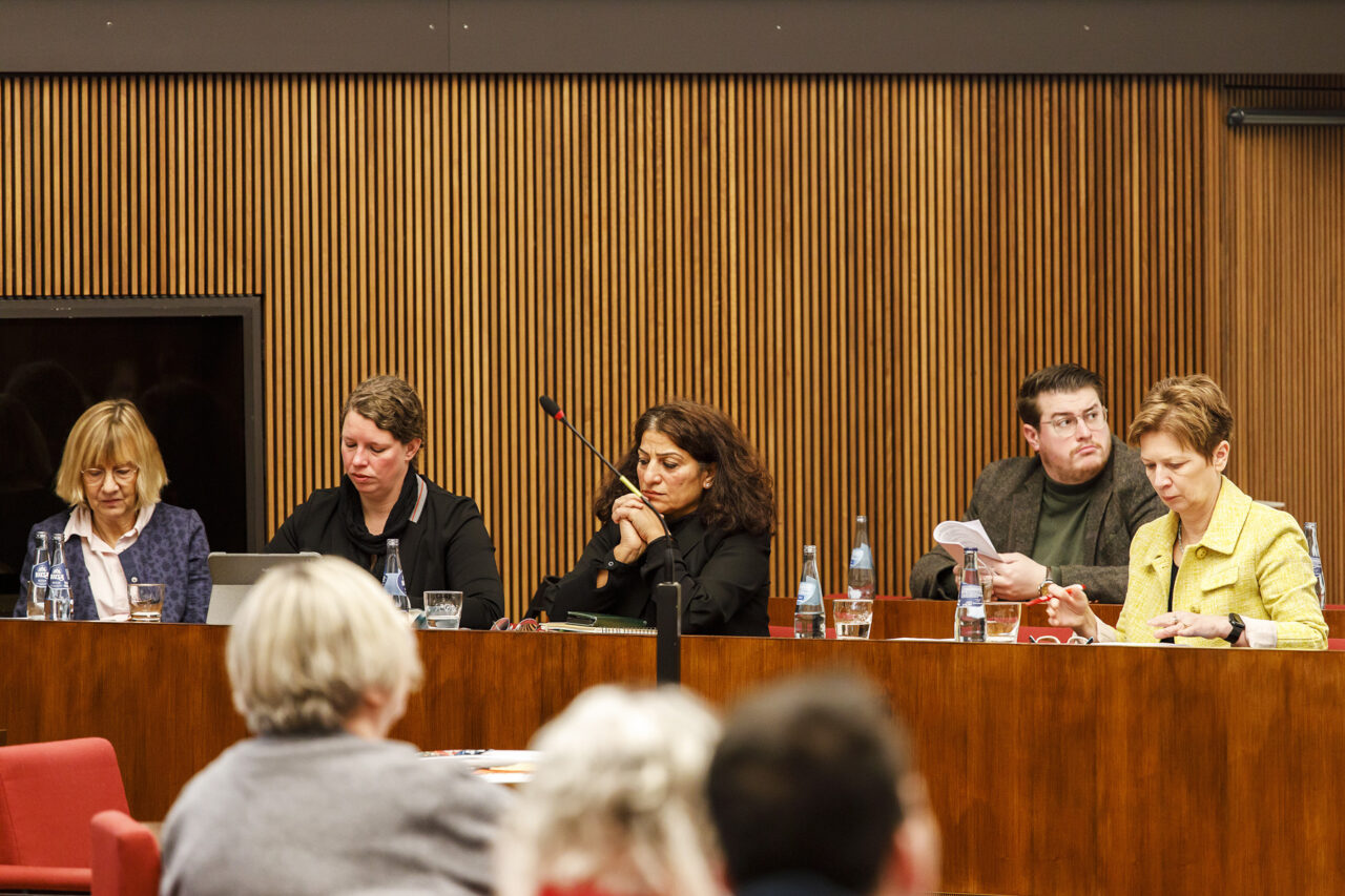 PolitikerInnen auf der sog. Senatsbank. Siegried Grönert (CDU), Katharina Kähler (SPD), Sahnahim Görgu-Phillipp (Grüne), Senatorin Claudia Schilling (SPD)